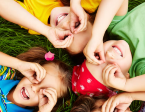 kids using hands as binoculars