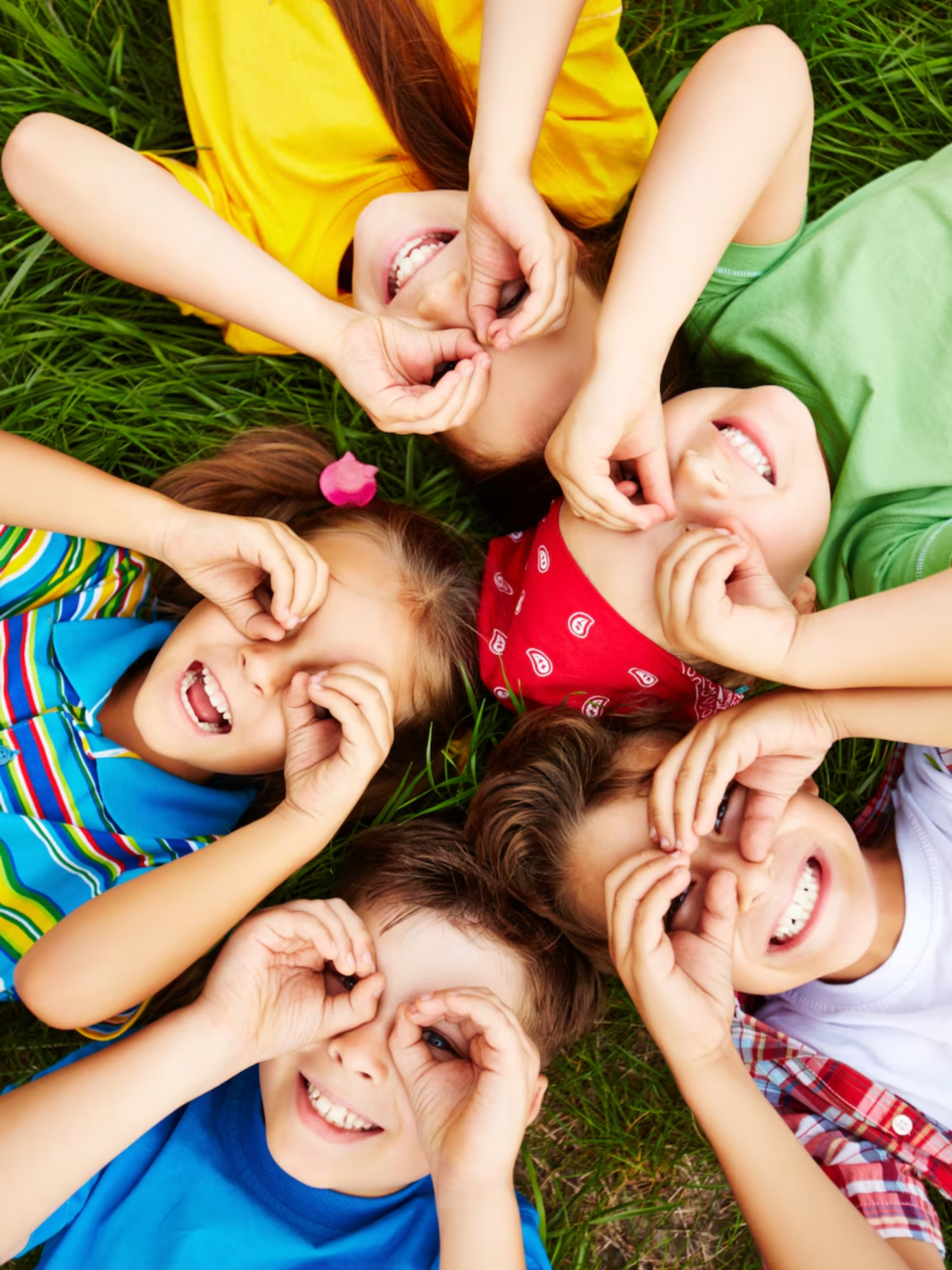 kids using hands as binoculars